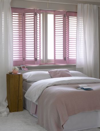 gekleurde roze shutters