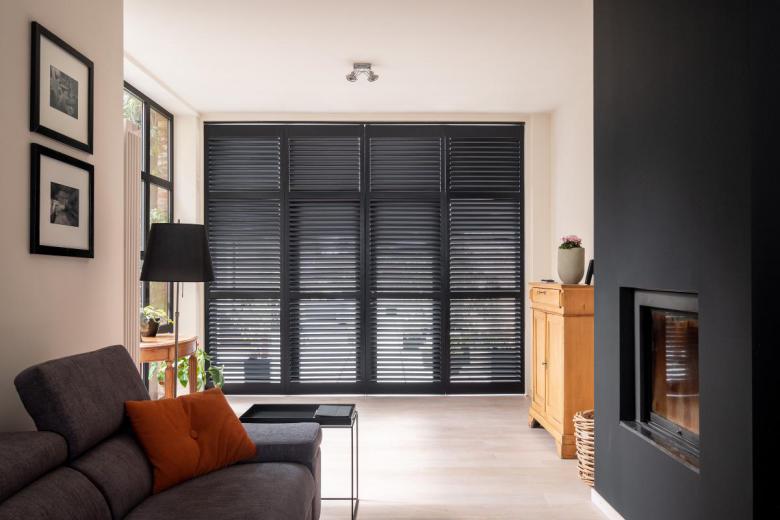 Zwarte shutters in woonkamer 