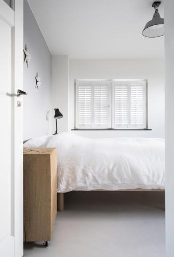 Shutters voor slaapkamer? Zo verduisterend zijn | Shutters.nl | alles over shutters