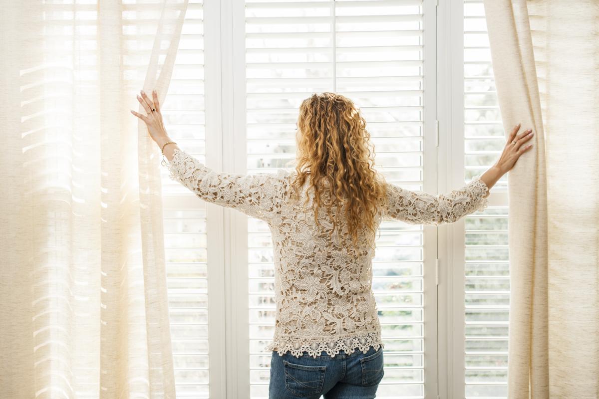 Witte shutters in huis