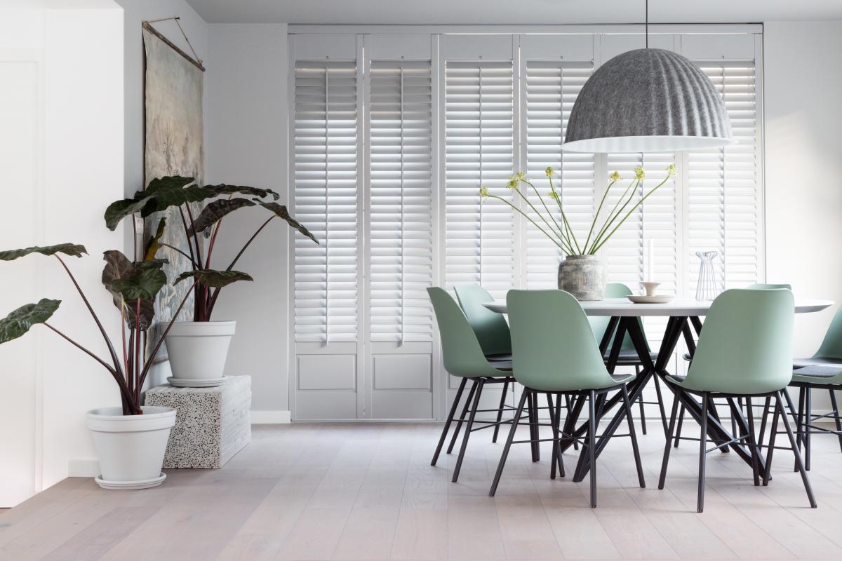 witte shutters eetkamer