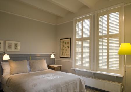 Witte shutters in Hotel Villa Augustus Dordrecht