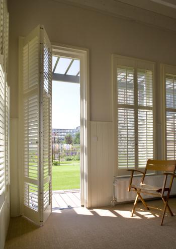 Witte shutters deur Villa Augustus