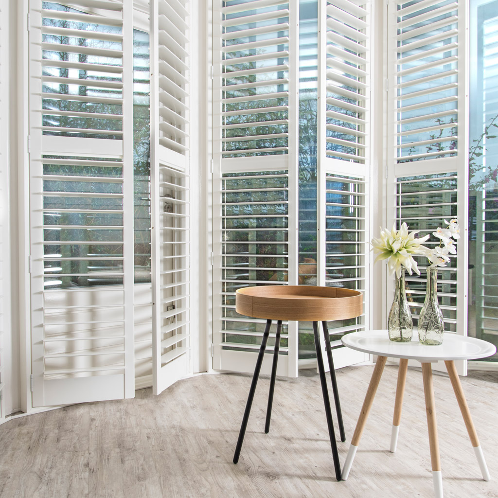 shutters half open woonkamer