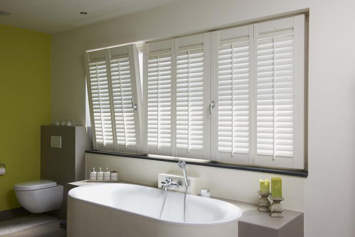 Witte shutters badkamer draaikiepraam