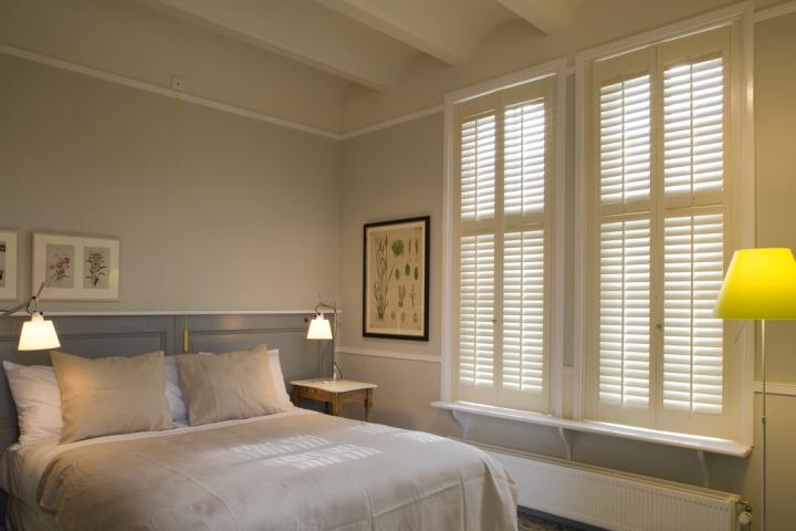 Witte JASNO shutters in Hotel Villa Augustus in Dordrecht