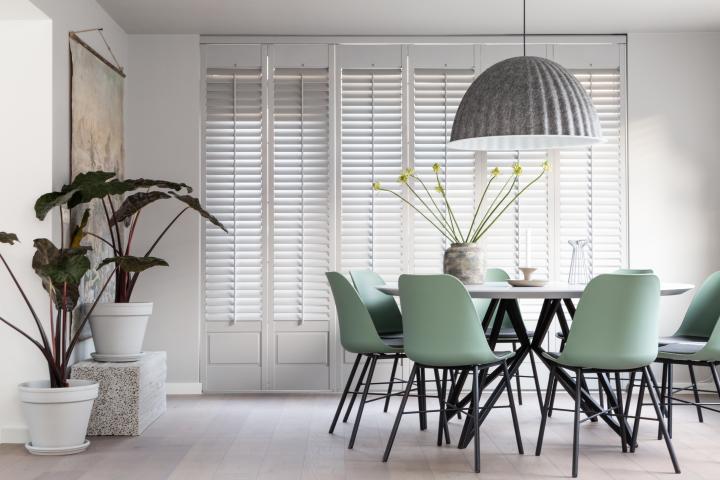 Witte shutters in eetkamer